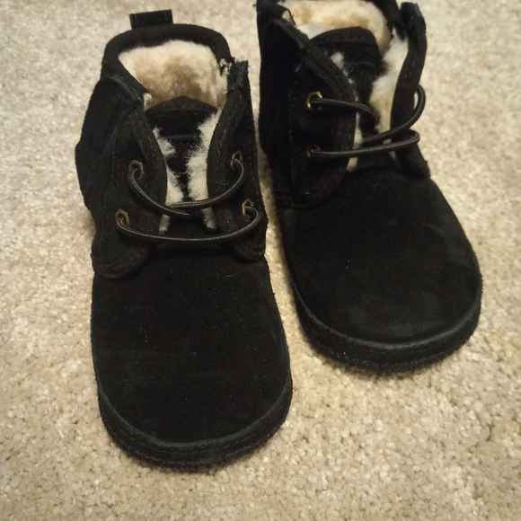 Winter Gear!!   Black Suede Ugg size 4 1/2 toddler - Picture 1 of 2